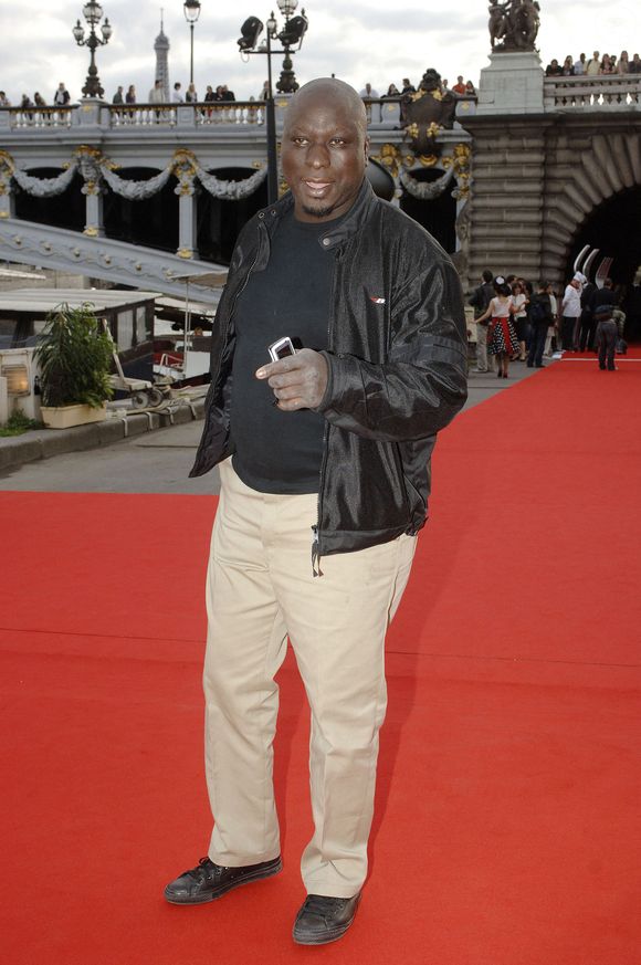 L'acteur français Mouss Diouff assiste à la soirée 'Ratatouille' au Show Case sur la Seine à Paris, France, le 30 juin 2007. Photo by Giancarlo Gorassini/ABACAPRESS.COM