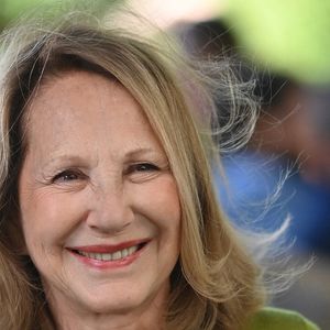Il décrit une femme simple, loin des mondanités et très attachée à l’essentiel.

Séance photo de Nathalie Baye lors du 17e Festival du film francophone d'Angoulême, à Angoulême, en France. Photo de Franck Castel/ABACAPRESS.COM