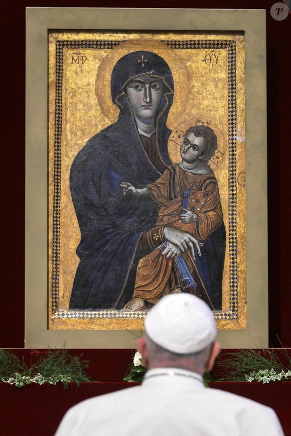 "Et juste avant la voiture du pape, il y a un mec qui tient une pizza et donc c'est l'Italie qui arrive quoi. Et cette image personne ne l'a quoi et donc du coup, on était hyper tendus tous"

Jorge Mario Bergoglio, plus connu sous son nom de règne, François, est mort ce lundi 21 avril à 88 ans. Né en 1936 à Buenos Aires en Argentine, Jorge Mario Bergoglio était le premier pape non-européen depuis le VIIIe siècle.