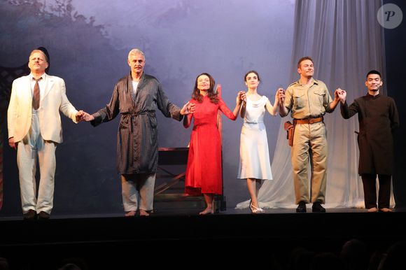 Exclusif - Saluts des comédiens : Pascal Parmentier, Pierre Deny, Gaëlle Billaut-Danno, Katia Miran, Charles Lelaure, Mai Thanh Nam - Personnalités à la pièce de théâtre de J.M.Rouart (de l'Académie Française), " Le Bar de l'Oriental ", au Théâtre Montparnasse à Paris, France. Le 7 février 2024.
© Bertrand Rindoff / Bestimage