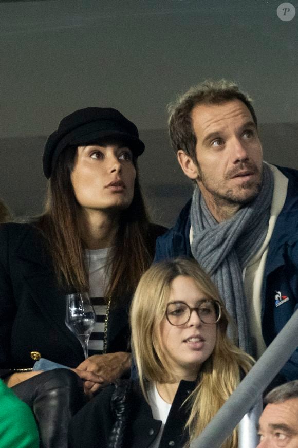 Richard Gasquet et sa compagne Clementine dans les tribunes lors de la demi-finale de la Coupe du Monde de Rugby opposant l'Argentine à la Nouvelle Zélande (6 - 44) au Stade de France à Saint-Denis, France, le 20 octobre 2023. © Cyril Moreau/Bestimage