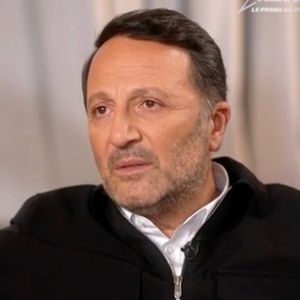 A 58 ans, Arthur est un homme comblé autant par sa carrière que sa vie privée.

Arthur sur le plateau de "50' Inside" face à Isabelle Ithurburu.