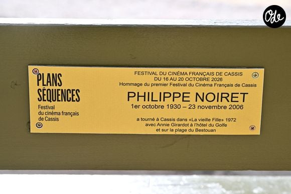Inauguration des bancs d'A.Girardot, P.Noiret et N.Farès à titre posthume dans le cadre du 1er Festival du Film Français - Plans séquences de Cassis, le 18 octobre 2026. 
© Bebert / Bestimage