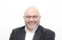 Yoann Riou apparaît méconnaissable sur le plateau de "Quelle époque !"