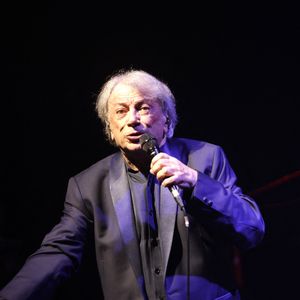 Hervé Vilard garde également un lien professionnel avec la région, où il affirme avoir chanté dans de nombreuses communes au fil de sa carrière.
Exclusif - Hervé Vilard - Concert de Hervé Vilard au café de la danse à Paris le 13 décembre 2025.
© Cédric Perrin / Bestimage