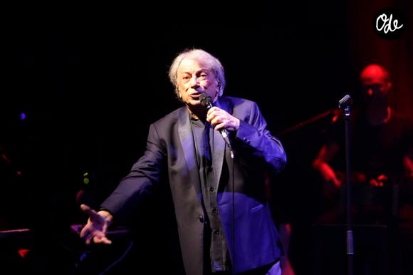 Hervé Vilard garde également un lien professionnel avec la région, où il affirme avoir chanté dans de nombreuses communes au fil de sa carrière.

Exclusif - Hervé Vilard - Concert de Hervé Vilard au café de la danse à Paris le 13 décembre 2025.
© Cédric Perrin / Bestimage
