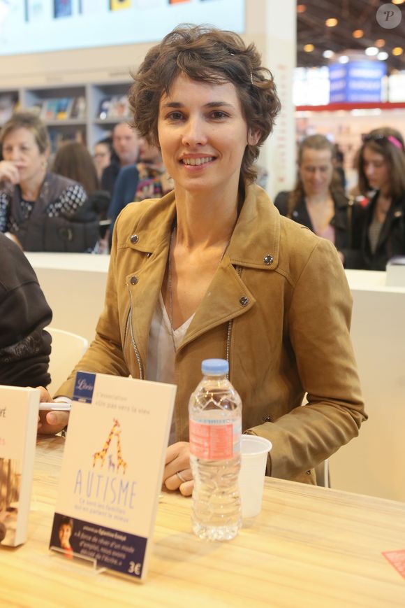 L'un d'eux a fait émerger l'expression "anniverciel", une expression qui a touché en plein coeur Eglantine Emeyé

Eglantine Eméyé  au 37ème Salon du Livre à la Porte de Versailles à Paris, le 25 mars 2017.
© CVS/Bestimage