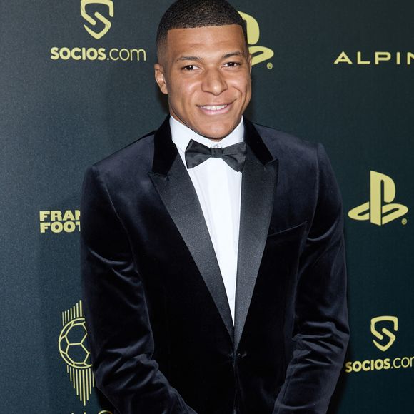 Il s’agit d’un circuit de régates internationales de catamarans ultramodernes

Kylian Mbappé - Photocall de la 66ème cérémonie du Ballon d’Or au Théâtre du Chatelet à Paris le 17 octobre 2022. © Cyril Moreau/Bestimage