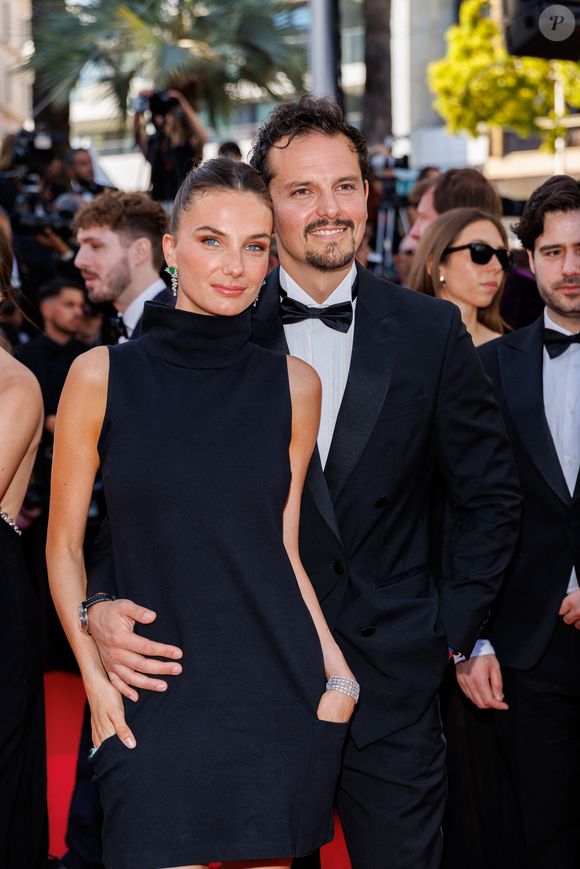 C'est xxxx qui l'a annoncé ce xxxx

Cassandre Verdier et son compagnon Juan Arbelaez - Montée des marches du film « Mission Impossible : The Final Reckoning » lors du 78ème Festival International du Film de Cannes, au Palais des Festivals à Cannes. Le 14 mai 2025
© Jacovides-Moreau / Bestimage