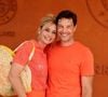 Blessée aux mains et aux genoux, elle a dû être prise en charge par les secouristes, a-t-elle raconté à "Télé-Loisirs".

Élodie Gossuin et son mari Bertrand Lacherie au photocall du village lors des Internationaux de France de Tennis de Roland Garros 2026, à Paris, France, le 30 mai 2026.

© Dominique Jacovides/Bestimage