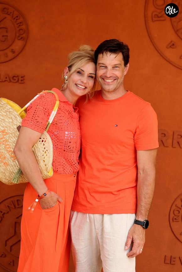 Blessée aux mains et aux genoux, elle a dû être prise en charge par les secouristes, a-t-elle raconté à "Télé-Loisirs".

Élodie Gossuin et son mari Bertrand Lacherie au photocall du village lors des Internationaux de France de Tennis de Roland Garros 2026, à Paris, France, le 30 mai 2026.

© Dominique Jacovides/Bestimage