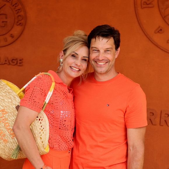 Blessée aux mains et aux genoux, elle a dû être prise en charge par les secouristes, a-t-elle raconté à "Télé-Loisirs".

Élodie Gossuin et son mari Bertrand Lacherie au photocall du village lors des Internationaux de France de Tennis de Roland Garros 2026, à Paris, France, le 30 mai 2026.

© Dominique Jacovides/Bestimage