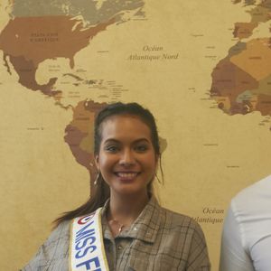 Vaimalama Chaves montre sur le carte du mondre l'Île de Tahiti en Polynésie française ou elle est née - Vaimalama Chaves (Miss France 2019) pose lors d'une séance de dédicaces au centre commercial de La Feuilleraie à Trélissac le Périgord le 9 mars 2019. La grisaille et la pluie sont loin d'avoir rebuté les admirateurs de Miss France 2019. Ce samedi, près de 300 périgourdins ont attendu en file indienne de pouvoir entrer dans l'espace culturel Leclerc à Trélissac. Après plus d'une heure de patience pour certains, ils ont pu rencontrer la reine de beauté tahitienne Vaimalama Chaves.