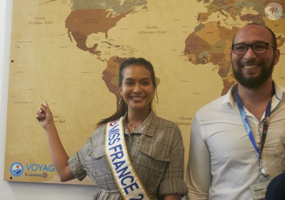 Vaimalama Chaves montre sur le carte du mondre l'Île de Tahiti en Polynésie française ou elle est née - Vaimalama Chaves (Miss France 2019) pose lors d'une séance de dédicaces au centre commercial de La Feuilleraie à Trélissac le Périgord le 9 mars 2019. La grisaille et la pluie sont loin d'avoir rebuté les admirateurs de Miss France 2019. Ce samedi, près de 300 périgourdins ont attendu en file indienne de pouvoir entrer dans l'espace culturel Leclerc à Trélissac. Après plus d'une heure de patience pour certains, ils ont pu rencontrer la reine de beauté tahitienne Vaimalama Chaves.
