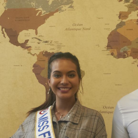 Vaimalama Chaves montre sur le carte du mondre l'Île de Tahiti en Polynésie française ou elle est née - Vaimalama Chaves (Miss France 2019) pose lors d'une séance de dédicaces au centre commercial de La Feuilleraie à Trélissac le Périgord le 9 mars 2019. La grisaille et la pluie sont loin d'avoir rebuté les admirateurs de Miss France 2019. Ce samedi, près de 300 périgourdins ont attendu en file indienne de pouvoir entrer dans l'espace culturel Leclerc à Trélissac. Après plus d'une heure de patience pour certains, ils ont pu rencontrer la reine de beauté tahitienne Vaimalama Chaves.