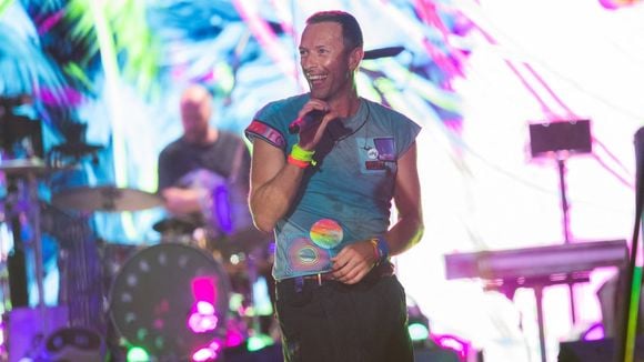 Il pensait passer inaperçu ! Ce PDG d'une grande entreprise se fait griller avec sa maîtresse devant des milliers de personnes