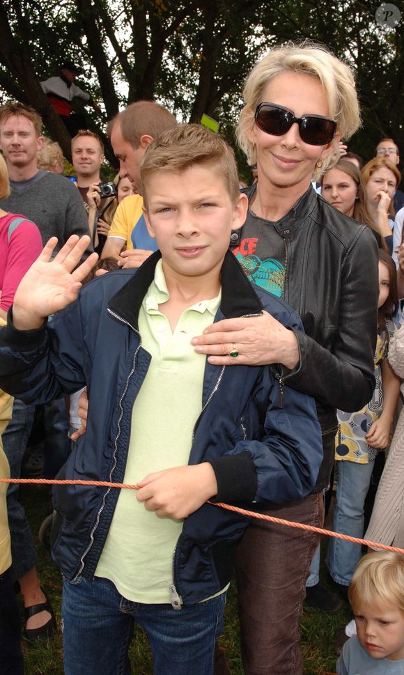 Trudie Styler et son fils Giacomo Luke assistent à la course de 300 bateaux traditionnels à rames et à pagaies, sur 22 miles de la Tamise à Ham House, Surrey, Royaume-Uni, le 8 septembre 2007. Photo par Marc Larkin/LFI/ABACAPRESS.COM