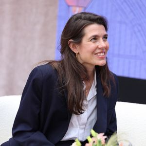 Comme en témoigne une publication postée sur Instagram, Charlotte Casiraghi est apparue radieuse pour recevoir le très respecté Prix Musanostra 2026, décerné lors du festival littéraire corse E Statinate di Musanostra. 

Charlotte Casiraghi assiste au 5ème festival du Livre de Paris au Grand Palais à Paris, France, le 17 avril 2026. © Denis Guignebourg/Bestimage