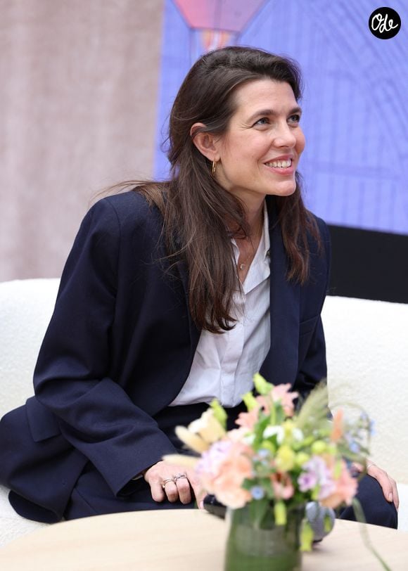 Comme en témoigne une publication postée sur Instagram, Charlotte Casiraghi est apparue radieuse pour recevoir le très respecté Prix Musanostra 2026, décerné lors du festival littéraire corse E Statinate di Musanostra. 

Charlotte Casiraghi assiste au 5ème festival du Livre de Paris au Grand Palais à Paris, France, le 17 avril 2026. © Denis Guignebourg/Bestimage