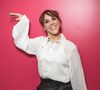 Pour celle qui est la fille d'une professeure d'espagnol, l'accueil hors des frontières françaises est toujours aussi fidèle depuis son premier titre "Je veux"...

Zaz en backstage de l'enregistrement de l'émission "Serge Lama, le dernier rappel" présentée par Faustine Bollaert, diffusée le vendredi 21 novembre 2025 sur France 3 à 21h10, au théâtre Marigny à Paris, France, le 29 avril 2025. Crédit Clovis-Moreau/Bestimage