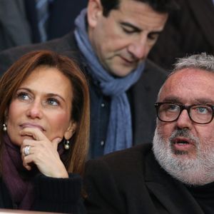 Leur rencontre n’a pas été un coup de foudre immédiat, mais une relation professionnelle qui a progressivement évolué.

Dominique Farrugia et sa femme Isabelle - Huitième de finale retour entre le Paris Saint-Germain et le Bayer Leverkusen au Parc des Princes remporté par les parisiens sur le score de 2-1 à Paris le 12 mars 2014.
DOMINIQUE JACOVIDES / BESTIMAGE