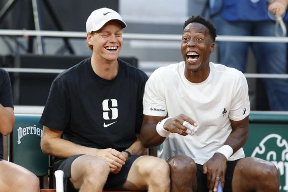 our saluer la carrière de "La Monf", le gratin du tennis mondial avait aussi fait le déplacement.

Jannik SINNER et Gael MONFILS - Soirée "Gael & Friends" à Roland Garros sur le court Phlippe Chatrier à Paris le 21 mai 2026.