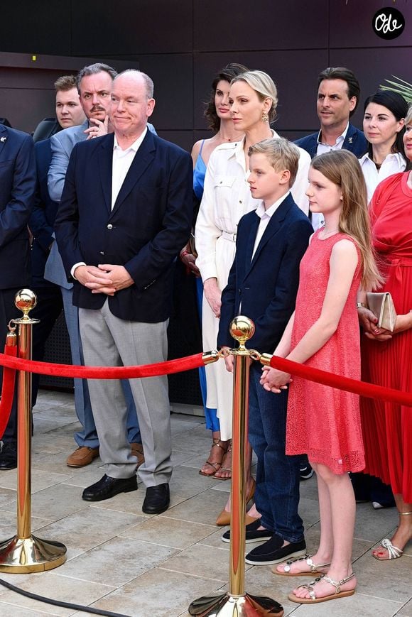 Charlene et Albert de Monaco privilégient pour leur fille des tenues adaptées à son âge et accessibles.

Le prince Albert II de Monaco, la princesse Charlène de Monaco, la princesse Gabriella de Monaco, comtesse de Carladès, et le prince Jacques de Monaco, marquis des Baux, assistent à l’inauguration de l’espace thématique consacré à la Principauté de Monaco à Europa-Park, à Rust, en Allemagne, le 29 juin 2026. © Dana Press/Bestimage