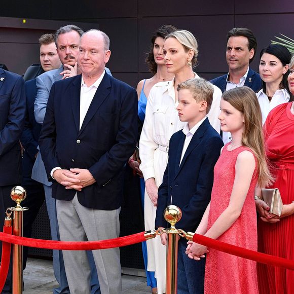 Charlene et Albert de Monaco privilégient pour leur fille des tenues adaptées à son âge et accessibles.

Le prince Albert II de Monaco, la princesse Charlène de Monaco, la princesse Gabriella de Monaco, comtesse de Carladès, et le prince Jacques de Monaco, marquis des Baux, assistent à l’inauguration de l’espace thématique consacré à la Principauté de Monaco à Europa-Park, à Rust, en Allemagne, le 29 juin 2026. © Dana Press/Bestimage