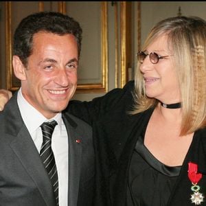 Barbra Streisand et l'ex-président de la République Nicolas Sarkozy qui l'a décorée des insignes d'officier de la légion d'honneur à l'Elysée. 2007. (BERTRAND RINDOFF PETROFF).
