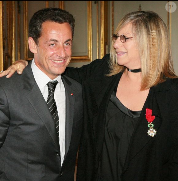 Barbra Streisand et l'ex-président de la République Nicolas Sarkozy qui l'a décorée des insignes d'officier de la légion d'honneur à l'Elysée. 2007. (BERTRAND RINDOFF PETROFF).