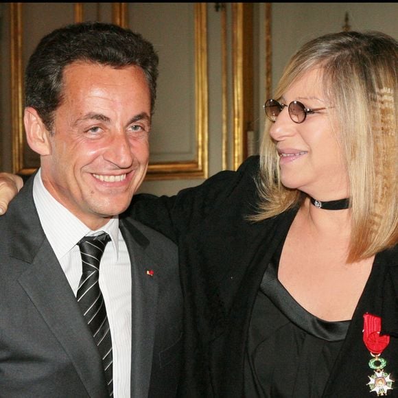 Barbra Streisand et l'ex-président de la République Nicolas Sarkozy qui l'a décorée des insignes d'officier de la légion d'honneur à l'Elysée. 2007. (BERTRAND RINDOFF PETROFF).
