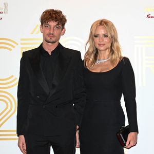 Niels Schneider et sa compagne Virginie Efira - Photocall au Fouquet's après la 47ème cérémonie des César à Paris le 26 février 2022.

© Coadic Guirec / Bestimage