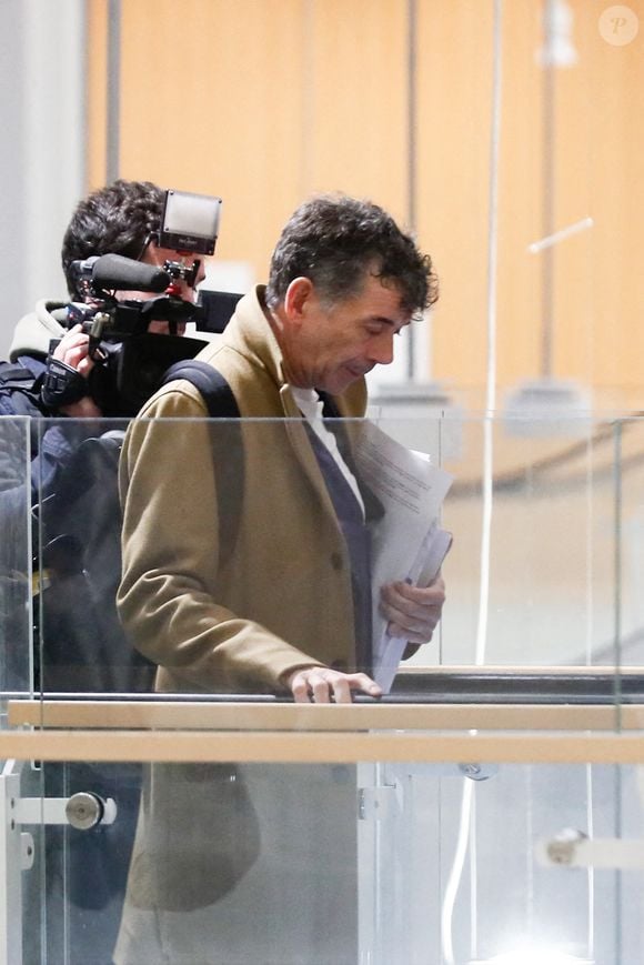 Procès de Stéphane Plaza: l’animateur arrive au tribunal correctionnel de Paris le 9 janvier 2025 avec ses avocats Carlo Alberto Brusa et Hélène Plumet.
Stéphane Plaza est jugé ce jeudi devant le tribunal correctionnel de Paris pour des violences sur deux anciennes compagnes.
L'agent immobilier de 54 ans aurait dû être jugé en août 2024 mais il ne s'était pas présenté à l'audience, en raison, selon sa défense, de « fragilités psychologiques ». Une expertise psychiatrique ordonnée par le tribunal a depuis confirmé qu'il était en état d'être jugé.

© Christophe Clovis / Bestimage