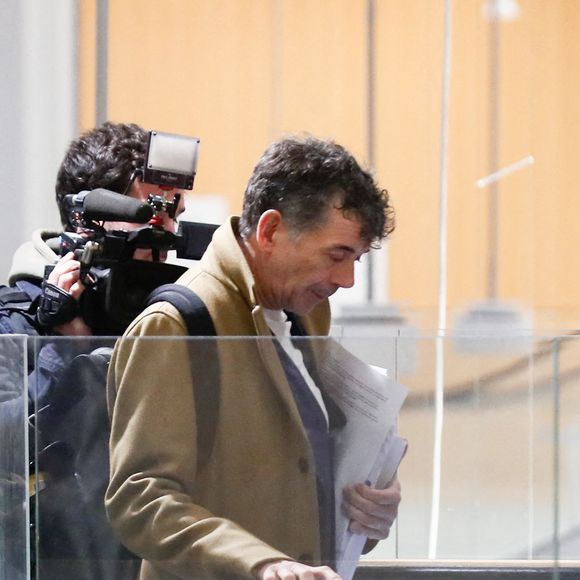 Procès de Stéphane Plaza: l’animateur arrive au tribunal correctionnel de Paris le 9 janvier 2025 avec ses avocats Carlo Alberto Brusa et Hélène Plumet.
Stéphane Plaza est jugé ce jeudi devant le tribunal correctionnel de Paris pour des violences sur deux anciennes compagnes.
L'agent immobilier de 54 ans aurait dû être jugé en août 2024 mais il ne s'était pas présenté à l'audience, en raison, selon sa défense, de « fragilités psychologiques ». Une expertise psychiatrique ordonnée par le tribunal a depuis confirmé qu'il était en état d'être jugé.

© Christophe Clovis / Bestimage