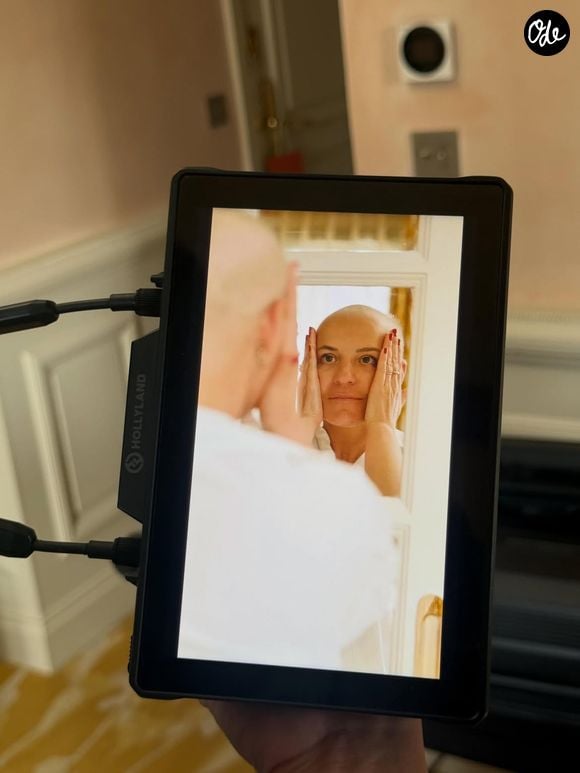 Julie explique que ce dispositif lui était indispensable pour recevoir ses traitements, mais qu'il lui rappelait aussi chaque jour sa maladie.

Julie de "Pékin Express" sur son compte Instagram.

© Instagram / Julie Pékin Express
