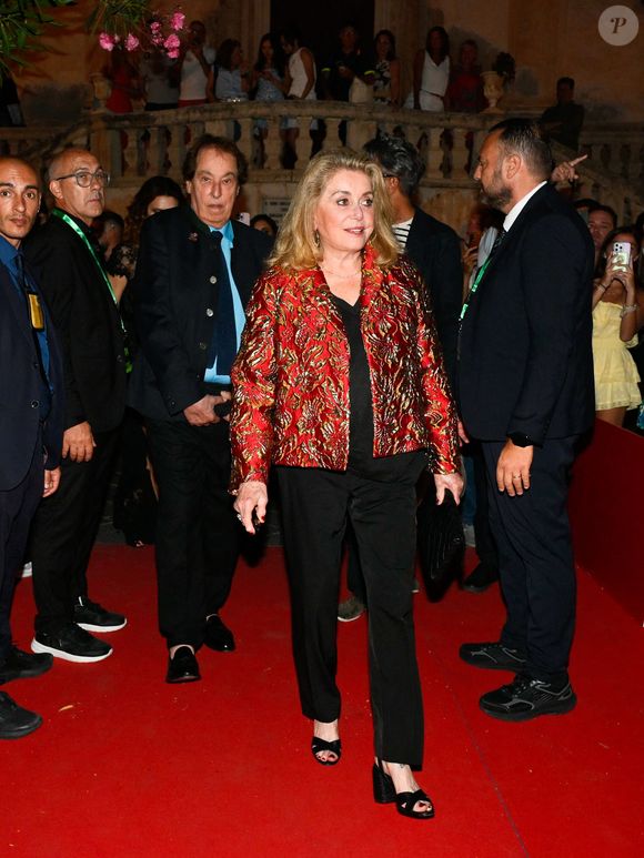 "Un jour, alors qu'elle se promenait dans le périmètre du quartier, Mildred l'appelle. Elle ne se sent pas bien."

Taormina, Italie : Taormine, 71e Festival du Film de Taormine 2025 – Jour 2, Apéritif à l'hôtel Metropole. Sur la photo : Catherine Deneuve (Crédit image : © Maurizio D'Avanzo/IPA via ZUMA Press)
