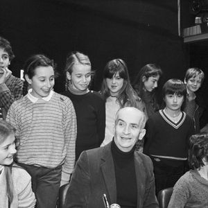 En France, à Paris, l'acteur Louis de Funès, entouré d'enfants, dans un studio de RTL le 10 décembre 1980. Photo d'Alain Canu via Bestimage