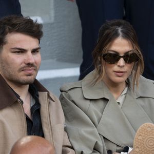 Une histoire d'amour qui dure !

Antoine Dupont et sa compagne Iris Mittenaere en tribunes lors de la finale messieurs des Internationaux de France de Tennis de Roland Garros à Paris © Cyril Moreau/Bestimage