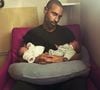 c’est surtout le moment de pouvoir enfin quitter la néonatalogie de l’hôpital Simone-Veil avec ses jumeaux Shad et Sinaï qui est arrivé, pour son plus grand bonheur.

Sofiane Tadjine prend la pose avec ses jumeaux avant de quitter la néonatalogie - dimanche 9 août 2026 - Instagram