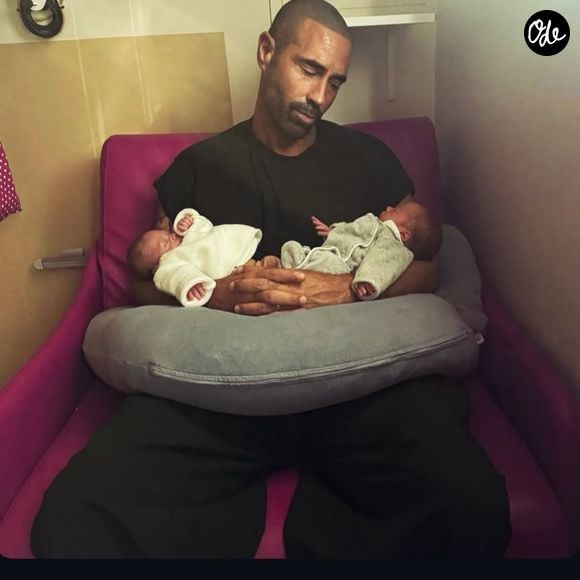 c’est surtout le moment de pouvoir enfin quitter la néonatalogie de l’hôpital Simone-Veil avec ses jumeaux Shad et Sinaï qui est arrivé, pour son plus grand bonheur.

Sofiane Tadjine prend la pose avec ses jumeaux avant de quitter la néonatalogie - dimanche 9 août 2026 - Instagram