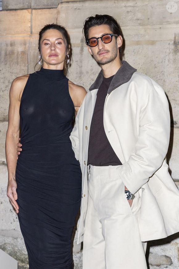 Il a rejoint la chaleur et la douceur de l'île Maurice.

Natasha Andrews, Pierre Niney - Photocall du Défilé de mode Jacquemus Collection Hommes Automne Hiver Printemps-Été dans le cadre de la Fashion Week de Paris, France, le 25 janvier 2026.
 
© Olivier Borde / Bestimage