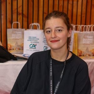 Fille de Laurent Chalumeau et d'Arielle Saracco, elle a toujours reconnu l'influence culturelle de ses parents tout en réfutant tout favoritisme dans sa carrière.
Ambre Chalumeau à la Halle Georges Brassens de Brive-la-Gaillarde pour la 43eme Foire du Livre de Brive, le 7 novembre 2025.
©Jean-Marc LHOMER/Bestimage.
