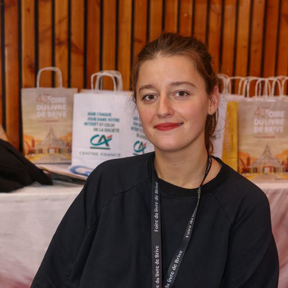Fille de Laurent Chalumeau et d'Arielle Saracco, elle a toujours reconnu l'influence culturelle de ses parents tout en réfutant tout favoritisme dans sa carrière.

Ambre Chalumeau à la Halle Georges Brassens de Brive-la-Gaillarde pour la 43eme Foire du Livre de Brive, le 7 novembre 2025.

©Jean-Marc LHOMER/Bestimage.
