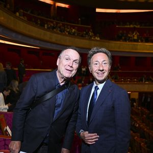 Évincé de France Télévisions en 2016, il reste une figure emblématique de Questions pour un champion.

Julien Lepers et Stéphane Bern - Personnalités au "concerto pour la paix" de Omar Harfouch au théâtre des Champs-Elysées à Paris© Perusseau / Tribeca / Bestimage