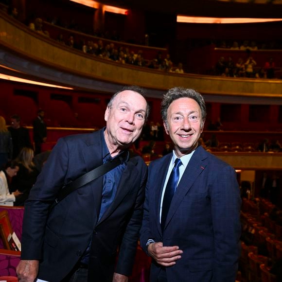 Évincé de France Télévisions en 2016, il reste une figure emblématique de Questions pour un champion.

Julien Lepers et Stéphane Bern - Personnalités au "concerto pour la paix" de Omar Harfouch au théâtre des Champs-Elysées à Paris© Perusseau / Tribeca / Bestimage