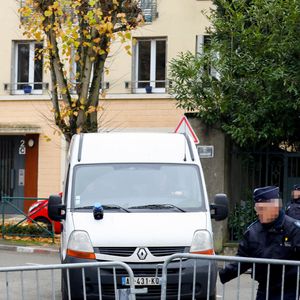 Dispositif de sécurité, médias et fans autour de la maison de Johnny Hallyday après son décès à Marnes-la-Coquette, France, le 6 décembre 2017. Læticia Hallyday a annoncé à 2 h 44 la mort dans sa maison de Marnes-la-Coquette du chanteur âgé de 74 ans.

Photo : Agence / Bestimage