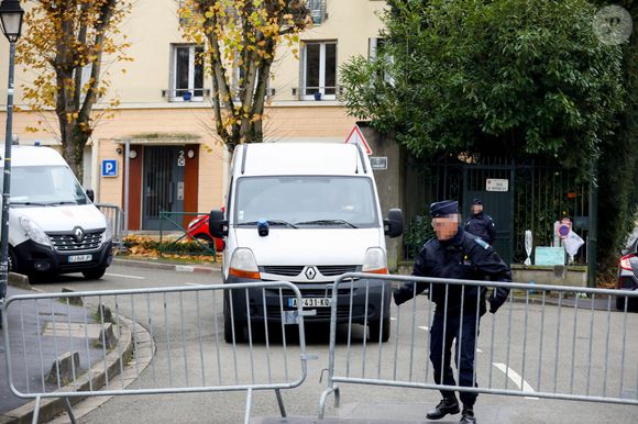 Dispositif de sécurité, médias et fans autour de la maison de Johnny Hallyday après son décès à Marnes-la-Coquette, France, le 6 décembre 2017. Læticia Hallyday a annoncé à 2 h 44 la mort dans sa maison de Marnes-la-Coquette du chanteur âgé de 74 ans.

Photo : Agence / Bestimage