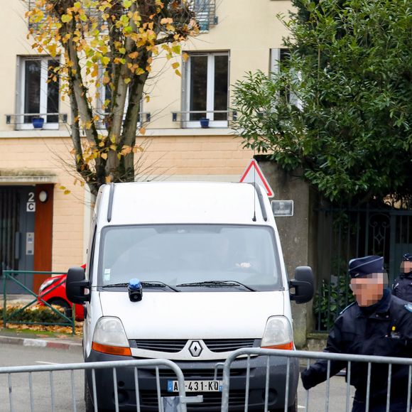 Dispositif de sécurité, médias et fans autour de la maison de Johnny Hallyday après son décès à Marnes-la-Coquette, France, le 6 décembre 2017. Læticia Hallyday a annoncé à 2 h 44 la mort dans sa maison de Marnes-la-Coquette du chanteur âgé de 74 ans.

Photo : Agence / Bestimage