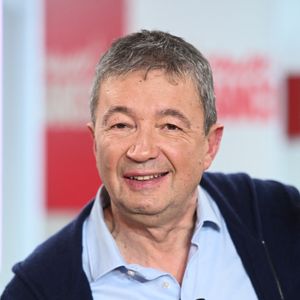 Son affection pour le village de Tourtour l'a d'ailleurs poussé à prendre une décision surprenante qui complique désormais ses déplacements à Paris.

Exclusif - Frédéric Bouraly lors de l'enregistrement de l'émission "Vivement dimanche" au studio Rive Gauche, présentée par M. Drucker avec une diffusion sur France 3 le 1er février 2026. © Guillaume Gaffiot/Bestimage
