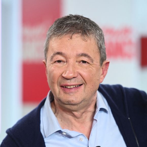 Son affection pour le village de Tourtour l'a d'ailleurs poussé à prendre une décision surprenante qui complique désormais ses déplacements à Paris.

Exclusif - Frédéric Bouraly lors de l'enregistrement de l'émission "Vivement dimanche" au studio Rive Gauche, présentée par M. Drucker avec une diffusion sur France 3 le 1er février 2026. © Guillaume Gaffiot/Bestimage